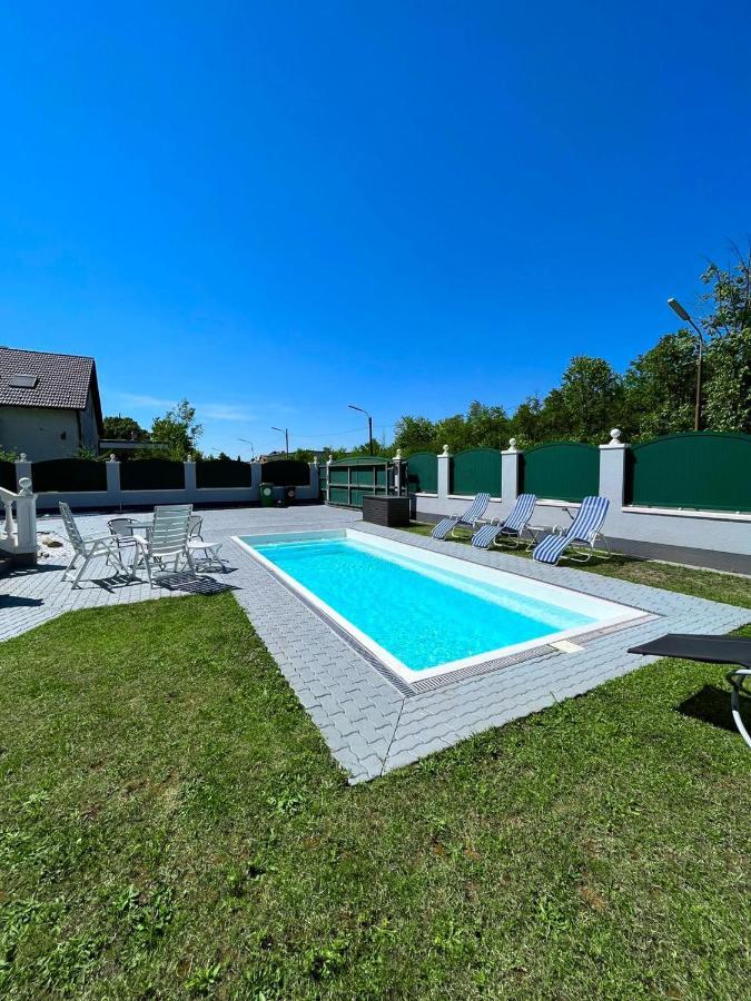 Traum Mit Pool+balkon Appartement *