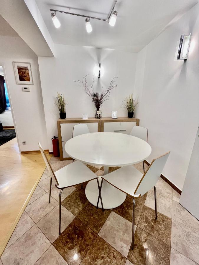 Appartement Traum Mit Pool+balkon Wenen