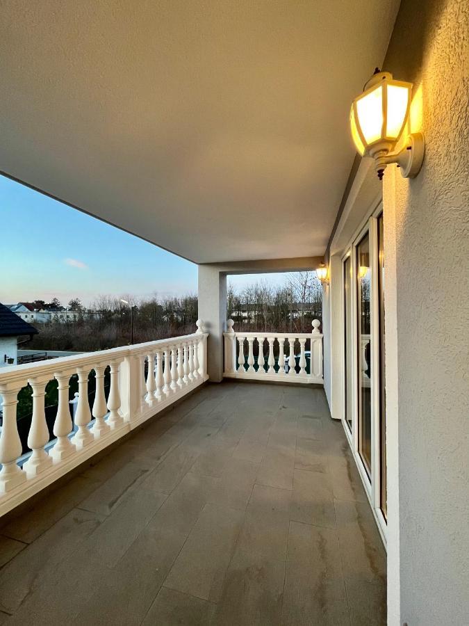 Traum Mit Pool+balkon Appartement *