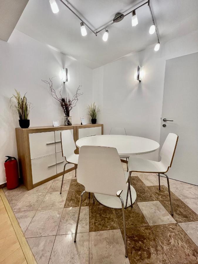 Traum Mit Pool+balkon Wien